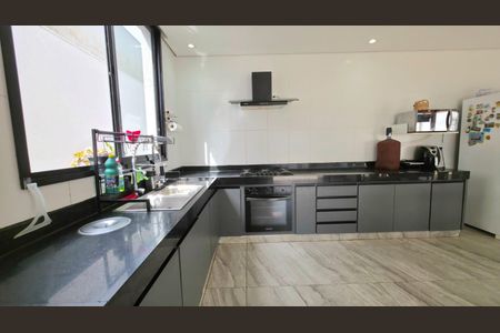 Casa de condomínio à venda com 204m², 4 quartos e 4 vagas