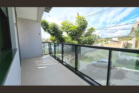Casa de condomínio à venda com 204m², 4 quartos e 4 vagas