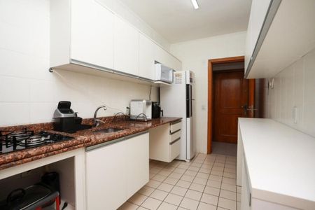 Cozinha de apartamento para alugar com 3 quartos, 100m² em Passo d’Areia, Porto Alegre