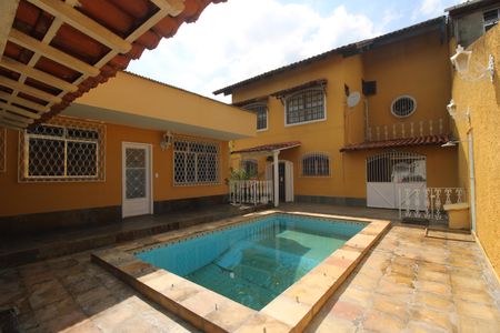 Casa à venda com 360m², 4 quartos e 2 vagasQuintal - Piscina