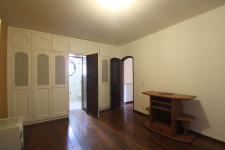 Casa à venda com 360m², 4 quartos e 2 vagasSuíte 2