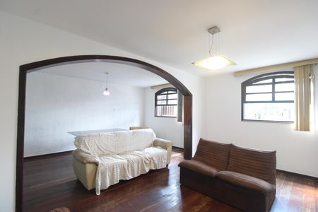 Casa à venda com 360m², 4 quartos e 2 vagasSala