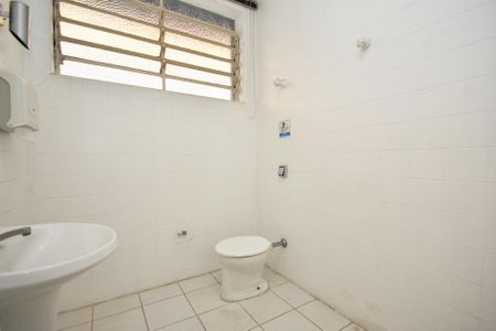 Casa para alugar com 450m², 3 quartos e 8 vagas Casa para alugar com 450m², 3 quartos e 8 vagasbanheiro corredor