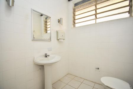 Casa para alugar com 450m², 3 quartos e 8 vagas Casa para alugar com 450m², 3 quartos e 8 vagasbanheiro corredor