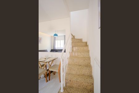Casa de condomínio à venda com 95m², 2 quartos e 1 vagaEscada