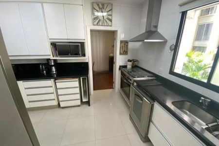 Apartamento à venda com 246m², 4 quartos e 3 vagasCozinha moderna com móveis brancos e contorno de granito, iluminada por luz natural e artificial.