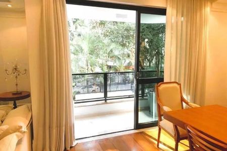 Apartamento à venda com 246m², 4 quartos e 3 vagasPatio com vista para o jardim e árvores, com uma mesa e cadeiras de madeira.