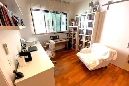 Apartamento à venda com 246m², 4 quartos e 3 vagasEscritório com móveis brancos, iluminação natural e móveis de escritório, com uma vista para o jardim.