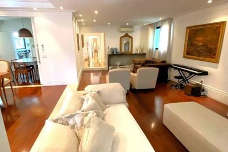 Apartamento à venda com 246m², 4 quartos e 3 vagasSala com móveis brancos, iluminação natural e pintura branca, com vista para a cozinha.