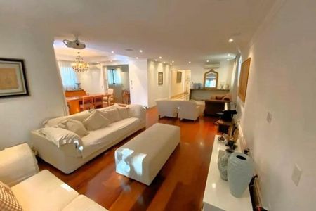 Apartamento à venda com 246m², 4 quartos e 3 vagasSala de estar com móveis brancos e iluminação adequada, com vista para a cozinha e janelas grandes.