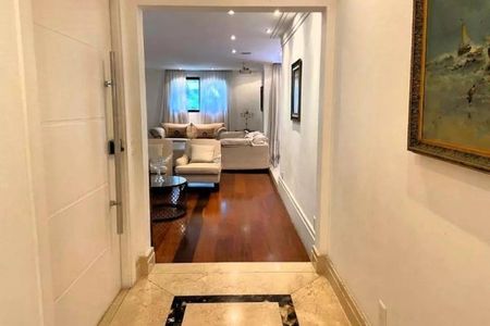Apartamento à venda com 246m², 4 quartos e 3 vagasSala de estar com móveis brancos e iluminação adequada, com vista para a janela e um quadro na parede.