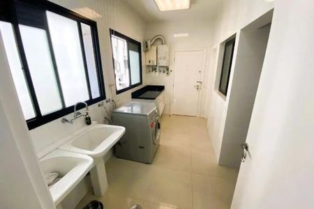 Apartamento à venda com 246m², 4 quartos e 3 vagasBanheiro com duas pias e duas máquinas de lavar roupa, com janelas grandes e iluminação boa.