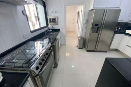 Apartamento à venda com 246m², 4 quartos e 3 vagasCozinha com geladeira, fogão e pia, com iluminação boa e acabamento de piso de porcelanato e de pia de granito.