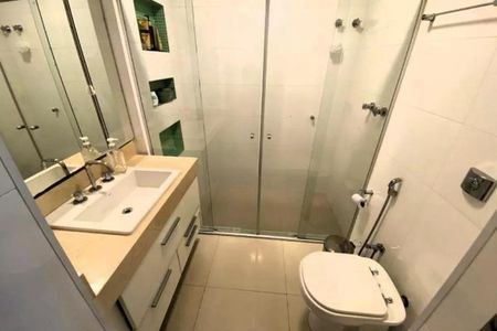 Apartamento à venda com 246m², 4 quartos e 3 vagasBanheiro com piso de porcelanato, vaso sanitário e lavabo, com iluminação adequada e mobiliário simples.