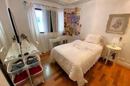 Apartamento à venda com 246m², 4 quartos e 3 vagasQuarto com cama de casal, mesas de cabeceira e móveis brancos, com uma parede decorada com fotos e um quadro na parede.