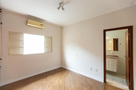 Casa à venda com 150m², 4 quartos e 2 vagas Casa à venda com 150m², 4 quartos e 2 vagasSuíte 2