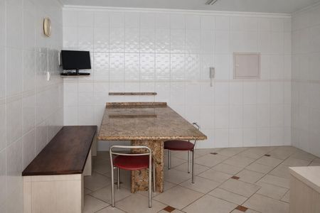 Apartamento à venda com 124m², 3 quartos e 2 vagasSala com mesa de granito e duas cadeiras, parede de azulejos brancos e piso de azulejos claros.