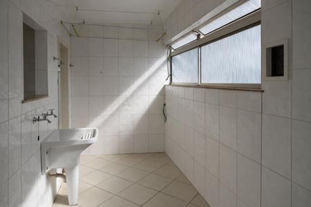 Apartamento à venda com 124m², 3 quartos e 2 vagasBanheiro com piso de porcelanato, pia e vaso sanitário brancos, janela com cortinas claras e iluminação natural.