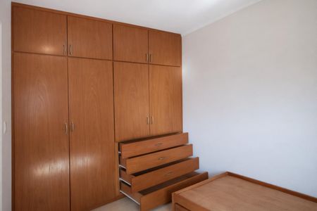 Apartamento à venda com 124m², 3 quartos e 2 vagasCabinets and drawers in a room with white walls and ceiling, likely a bedroom or closet.