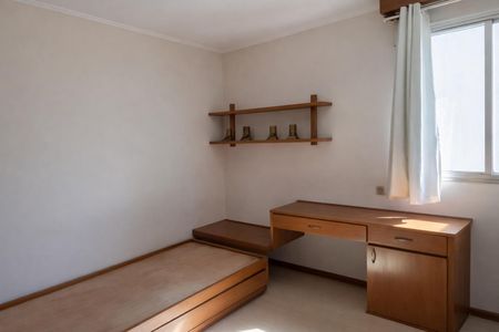 Apartamento à venda com 124m², 3 quartos e 2 vagasQuarto simples com cama de solteiro e móveis de madeira, iluminado por luz natural.