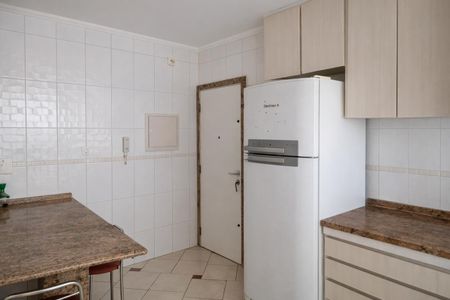 Apartamento à venda com 124m², 3 quartos e 2 vagasCozinha com geladeira, pia e bancada de granito, com iluminação boa e mobiliário simples.