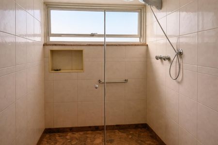 Apartamento à venda com 124m², 3 quartos e 2 vagasBanheiro com piso de porcelanato, chuveiro e janela grande, iluminado com boa qualidade de iluminação.