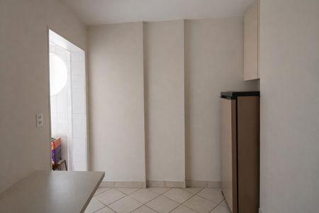 Apartamento à venda com 124m², 3 quartos e 2 vagasQuarto com mesa e porta para banheiro, com iluminação natural e piso de cerâmica.