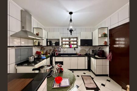 Casa à venda com 304m², 2 quartos e 4 vagasCozinha 