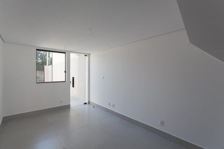 Sala de casa à venda com 2 quartos, 120m² em Santa Monica, Belo Horizonte