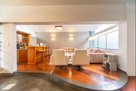 Casa à venda com 420m², 3 quartos e 8 vagasSala