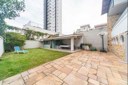Casa à venda com 420m², 3 quartos e 8 vagasQuintal e Jardim