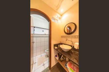 Casa à venda com 420m², 3 quartos e 8 vagasBanheiro de serviço