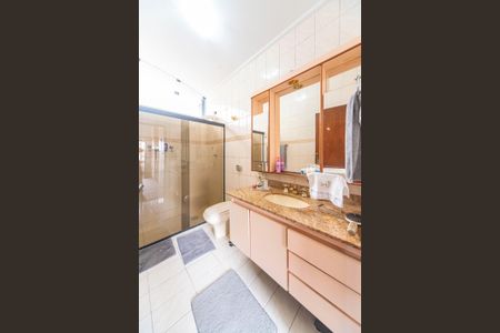 Casa à venda com 420m², 3 quartos e 8 vagasBanheiro do Qaurto 2