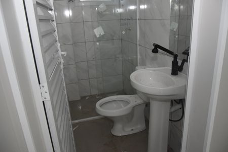 Banheiro de apartamento para alugar com 2 quartos, 60m² em Jardim Santo Eduardo, Embu das Artes