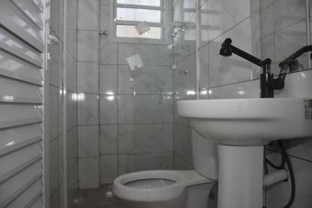 Banheiro de apartamento para alugar com 2 quartos, 60m² em Jardim Santo Eduardo, Embu das Artes