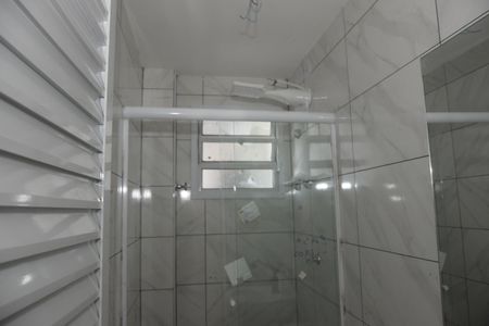 Banheiro de apartamento para alugar com 2 quartos, 60m² em Jardim Santo Eduardo, Embu das Artes