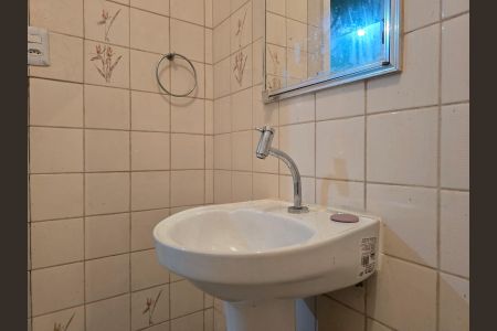 Casa para alugar com 74m², 2 quartos e 2 vagas Casa para alugar com 74m², 2 quartos e 2 vagasBanheiro Social