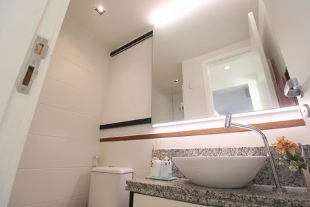 Casa de condomínio à venda com 208m², 4 quartos e 2 vagasLavabo