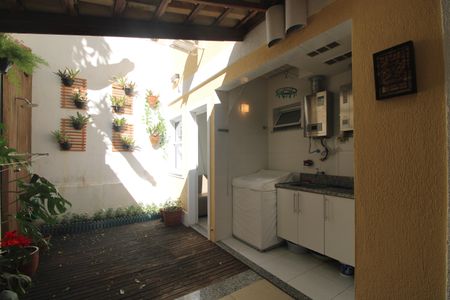 Casa de condomínio à venda com 208m², 4 quartos e 2 vagasÁrea de serviço