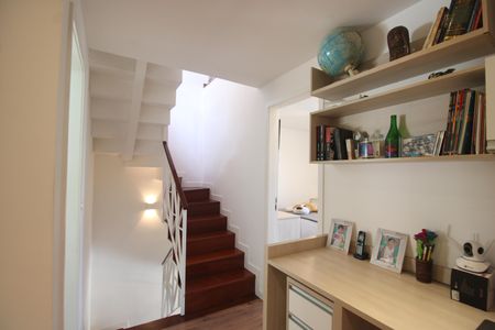 Casa de condomínio à venda com 208m², 4 quartos e 2 vagasCorredor - Escritório