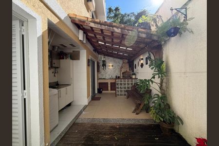 Casa de condomínio à venda com 208m², 3 quartos e 2 vagas Casa de condomínio à venda com 208m², 3 quartos e 2 vagasFundos