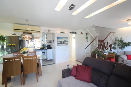 Casa de condomínio à venda com 208m², 4 quartos e 2 vagasSala