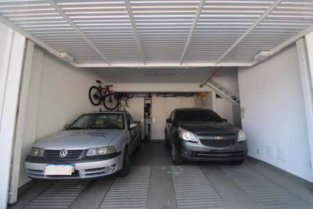 Casa de condomínio à venda com 208m², 4 quartos e 2 vagasGaragem