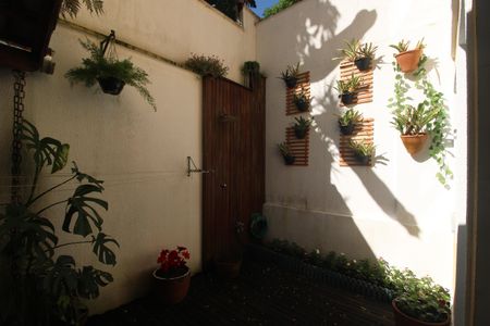 Casa de condomínio à venda com 208m², 4 quartos e 2 vagasFundos