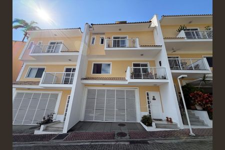 Casa de condomínio à venda com 208m², 3 quartos e 2 vagas Casa de condomínio à venda com 208m², 3 quartos e 2 vagasFrente da casa