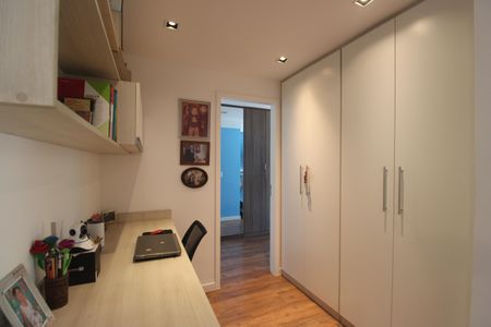 Casa de condomínio à venda com 208m², 4 quartos e 2 vagasCorredor - Escritório