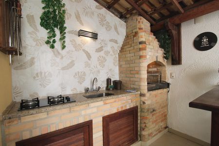 Casa de condomínio à venda com 208m², 4 quartos e 2 vagasFundos - Churrasqueira