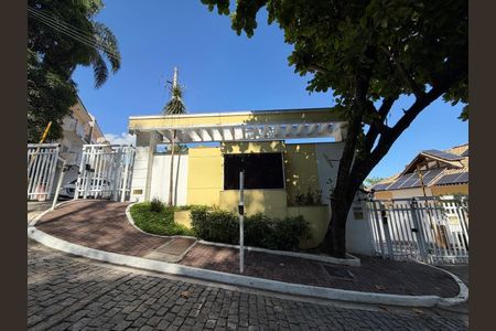 Casa de condomínio à venda com 208m², 3 quartos e 2 vagas Casa de condomínio à venda com 208m², 3 quartos e 2 vagasFachada