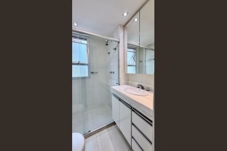 Apartamento à venda com 63m², 2 quartos e 2 vagasBanheiro suíte 