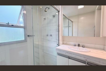 Apartamento à venda com 63m², 2 quartos e 2 vagasBanheiro suíte 